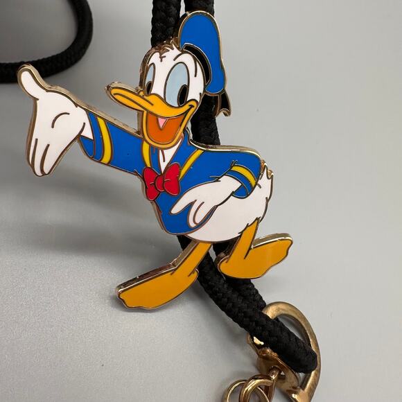Disney Donald Duck USA Cast Member Exclusive Bolo ID Lanyard - Picture 9 of 9